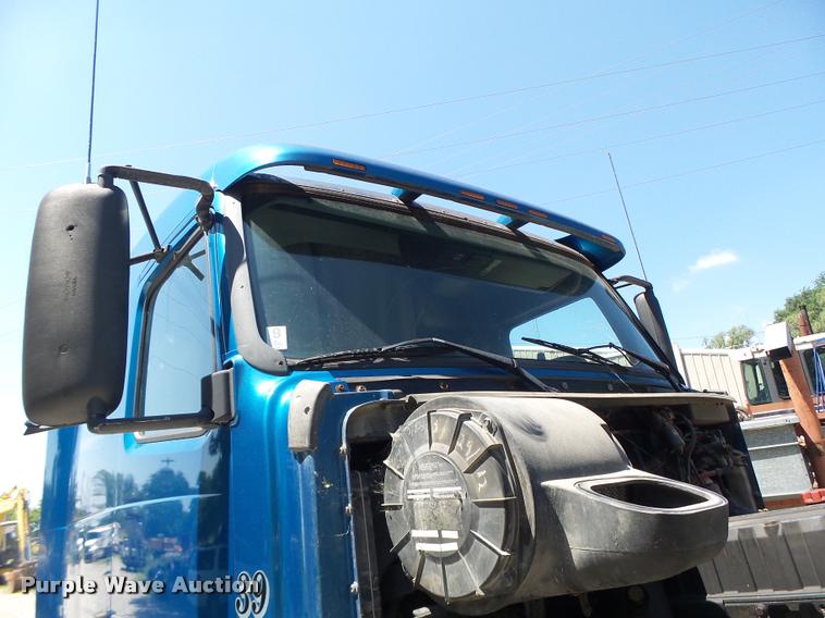 image for item DB1389 2001 Volvo VNL semi truck