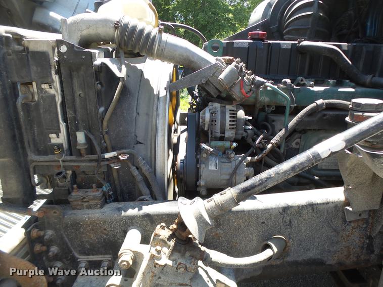 image for item DB1389 2001 Volvo VNL semi truck