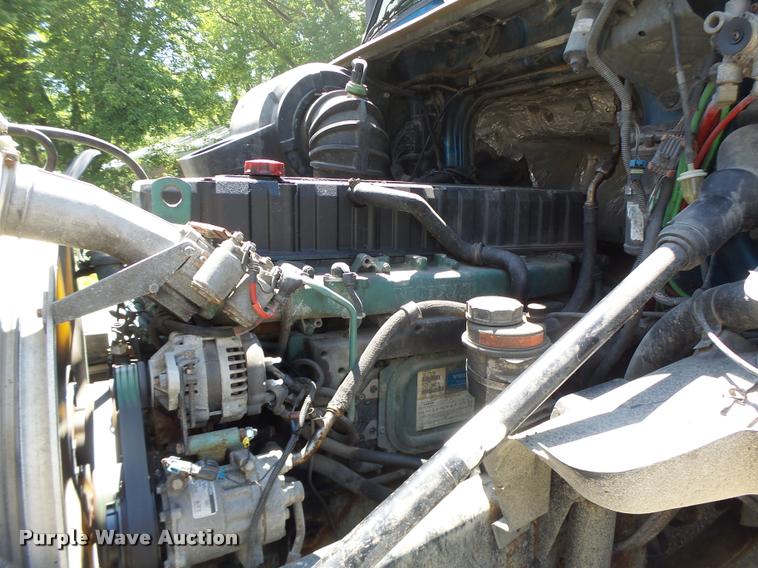 image for item DB1389 2001 Volvo VNL semi truck