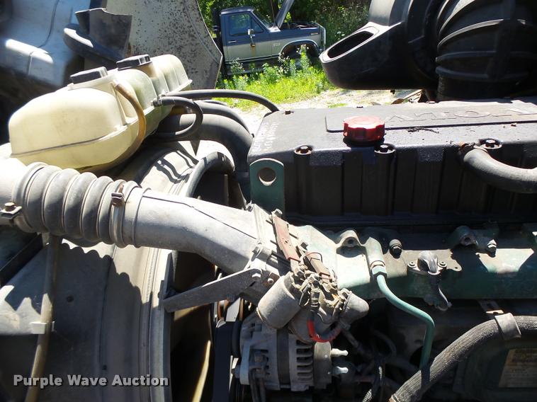 image for item DB1389 2001 Volvo VNL semi truck