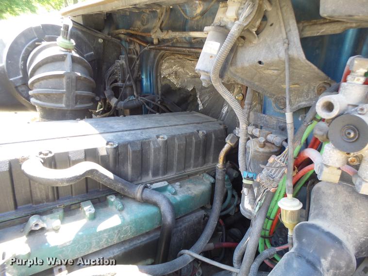 image for item DB1389 2001 Volvo VNL semi truck