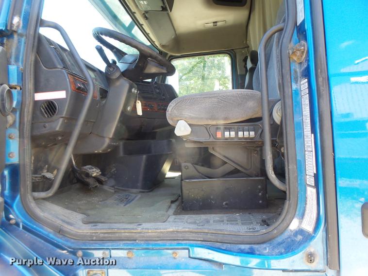 image for item DB1389 2001 Volvo VNL semi truck