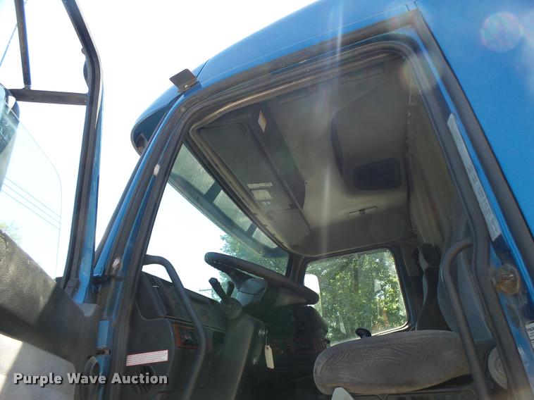 image for item DB1389 2001 Volvo VNL semi truck