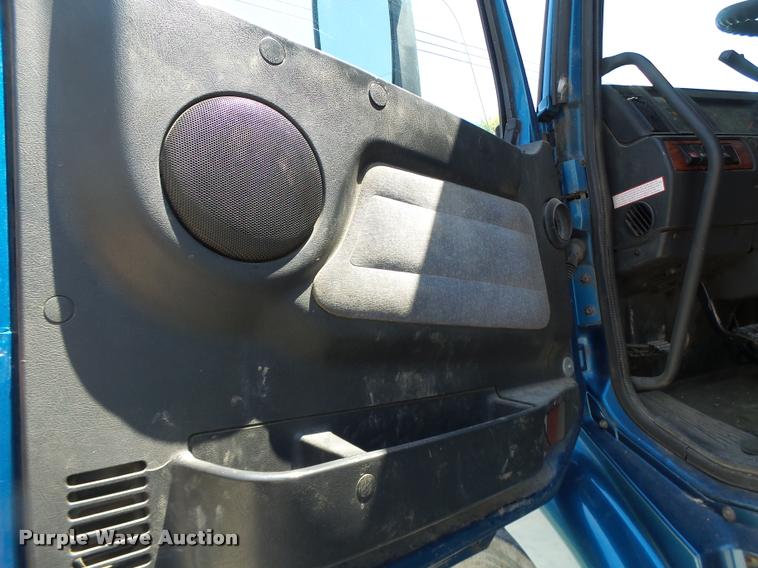 image for item DB1389 2001 Volvo VNL semi truck