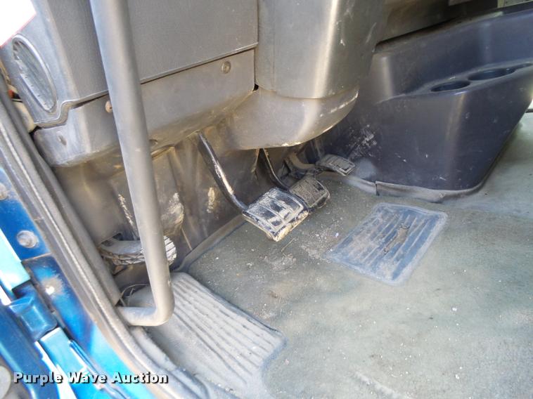 image for item DB1389 2001 Volvo VNL semi truck