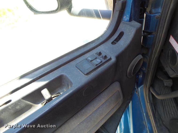 image for item DB1389 2001 Volvo VNL semi truck