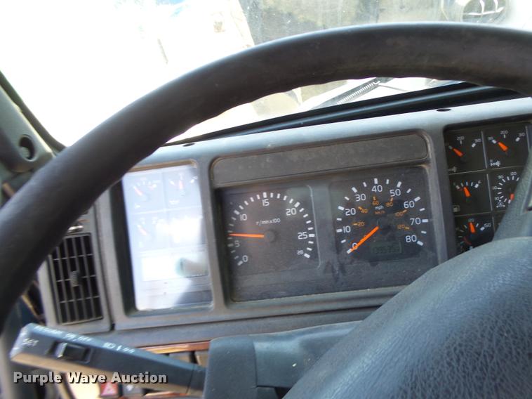 image for item DB1389 2001 Volvo VNL semi truck