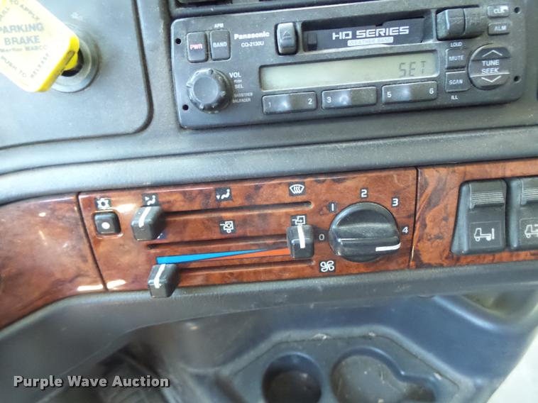 image for item DB1389 2001 Volvo VNL semi truck