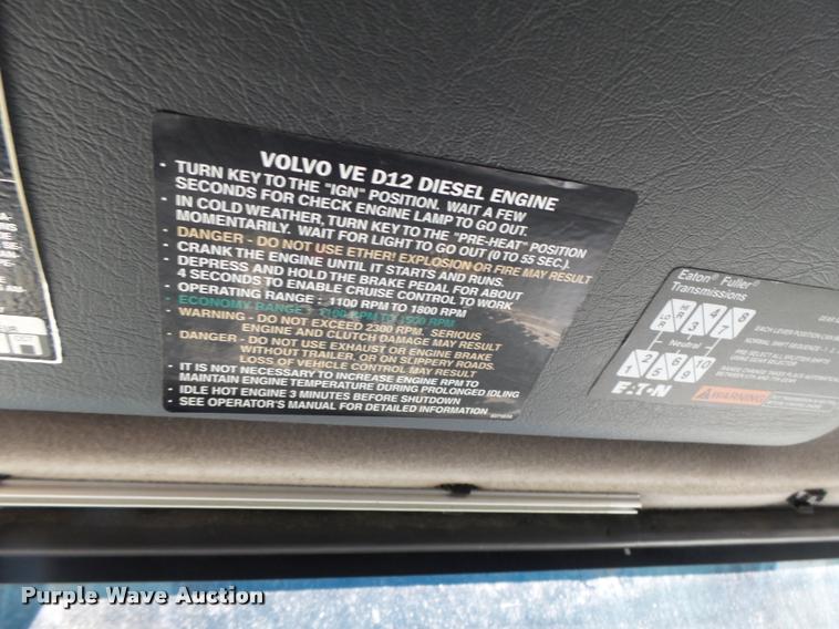 image for item DB1389 2001 Volvo VNL semi truck