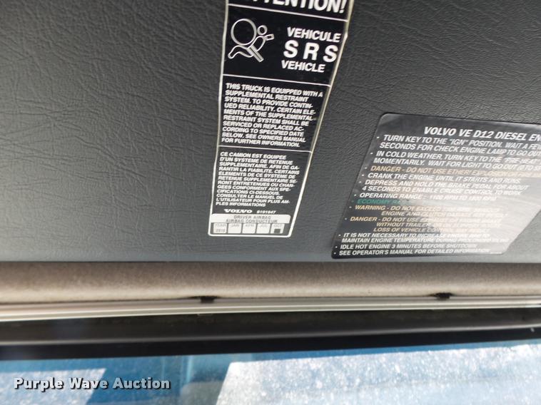 image for item DB1389 2001 Volvo VNL semi truck