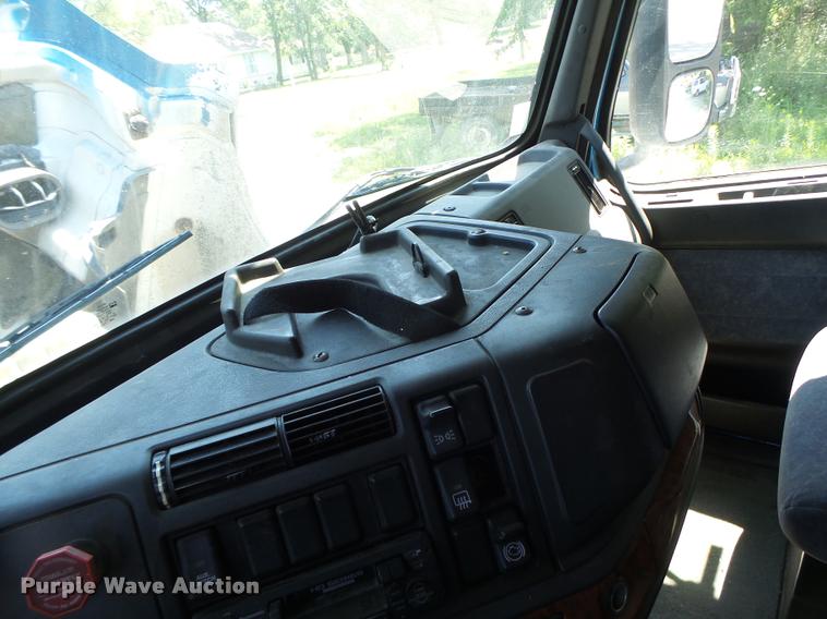 image for item DB1389 2001 Volvo VNL semi truck