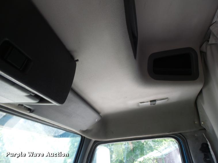 image for item DB1389 2001 Volvo VNL semi truck