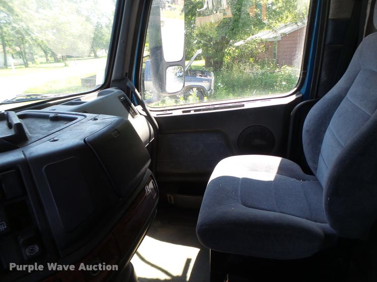 image for item DB1389 2001 Volvo VNL semi truck