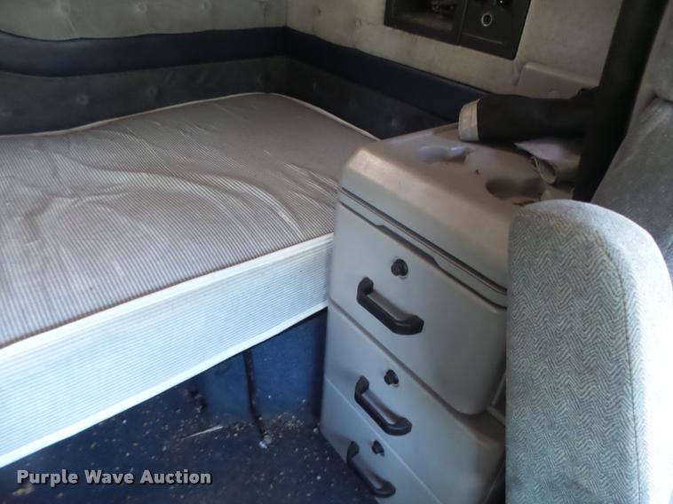 image for item DB1389 2001 Volvo VNL semi truck