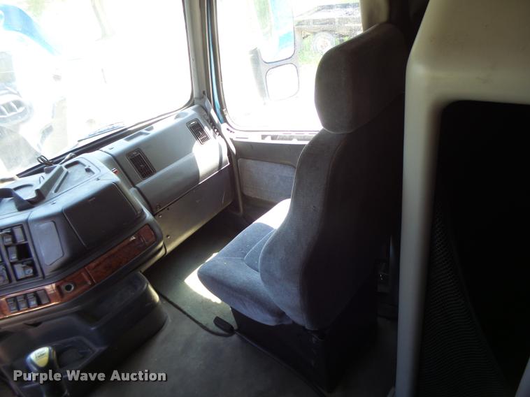 image for item DB1389 2001 Volvo VNL semi truck