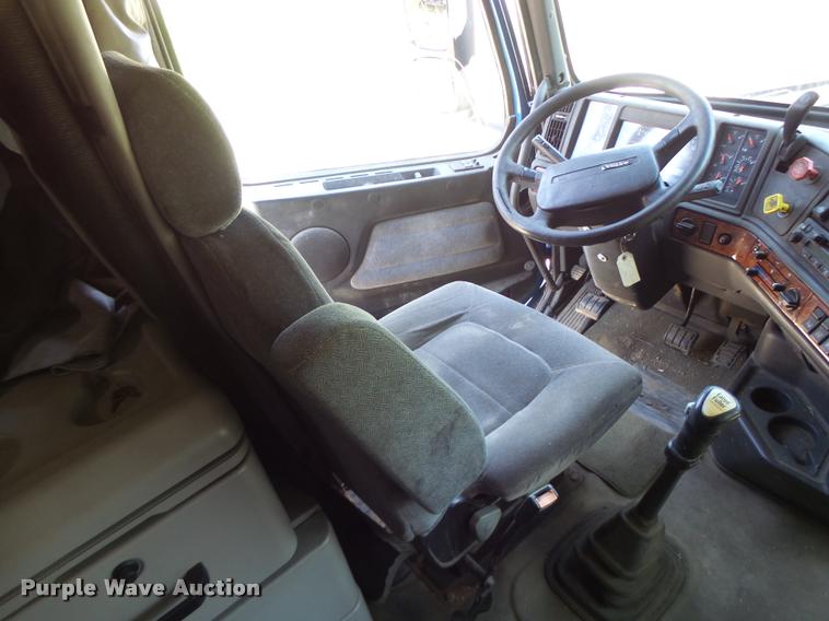 image for item DB1389 2001 Volvo VNL semi truck