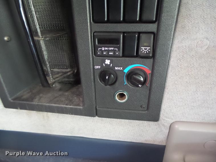 image for item DB1389 2001 Volvo VNL semi truck