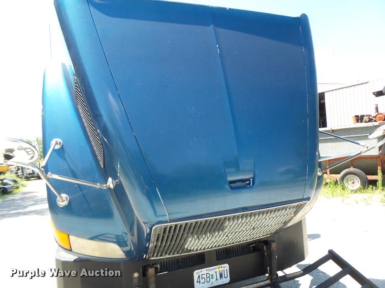 image for item DB1389 2001 Volvo VNL semi truck