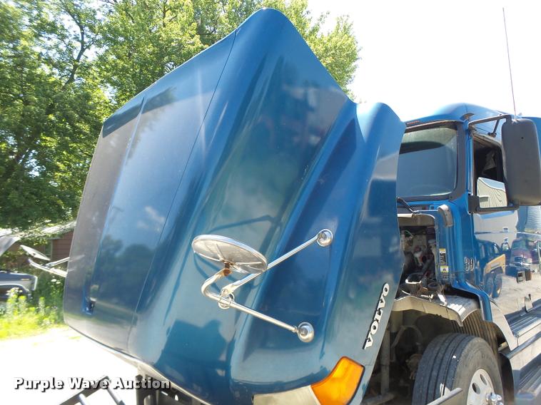 image for item DB1389 2001 Volvo VNL semi truck