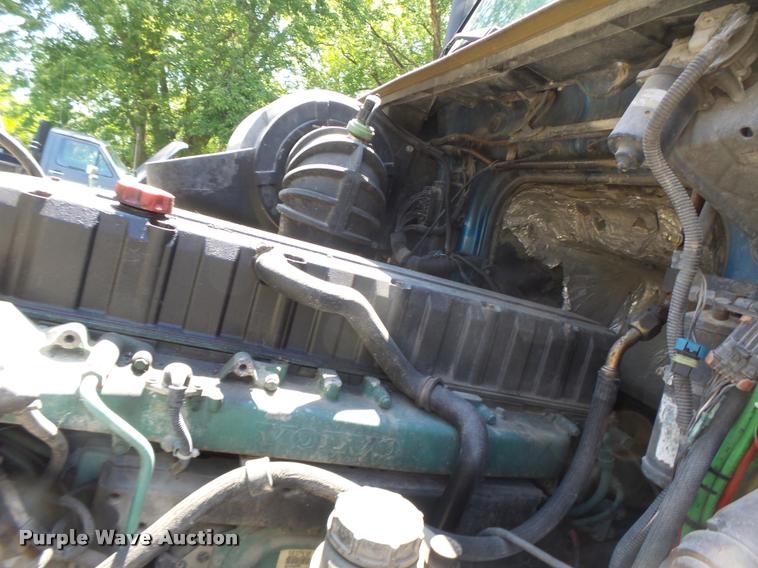 image for item DB1389 2001 Volvo VNL semi truck