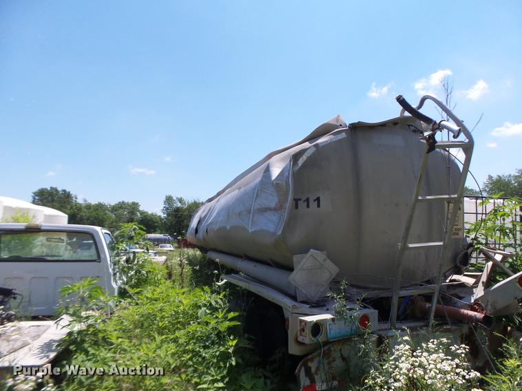 image for item DB1390 1980 Heil tank trailer