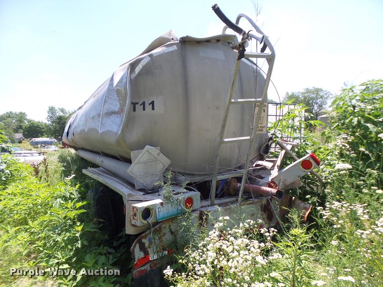 image for item DB1390 1980 Heil tank trailer