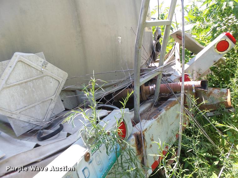 image for item DB1390 1980 Heil tank trailer