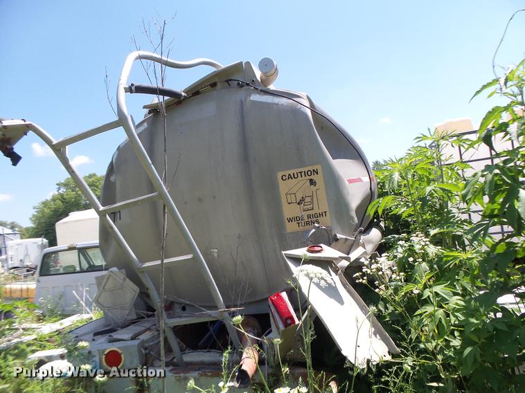 image for item DB1390 1980 Heil tank trailer