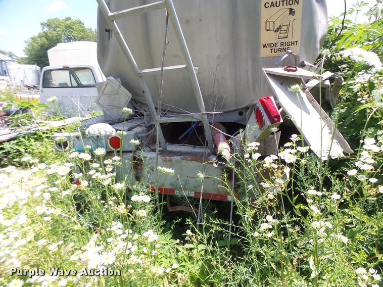 image for item DB1390 1980 Heil tank trailer