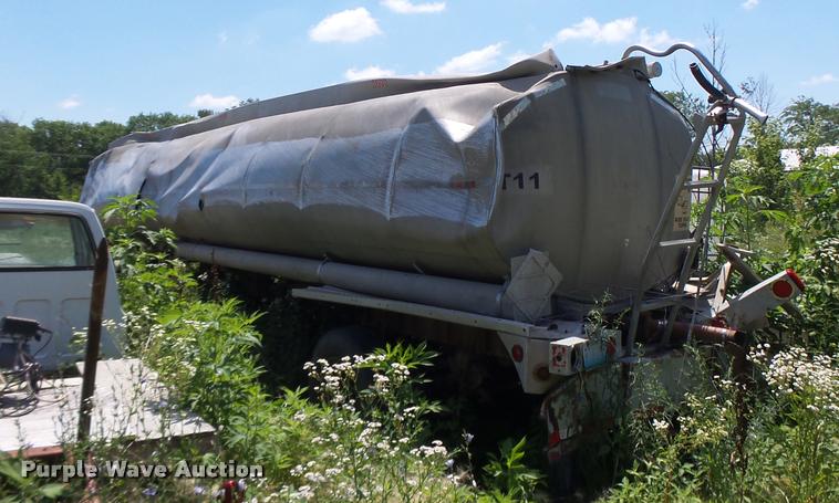 image for item DB1390 1980 Heil tank trailer