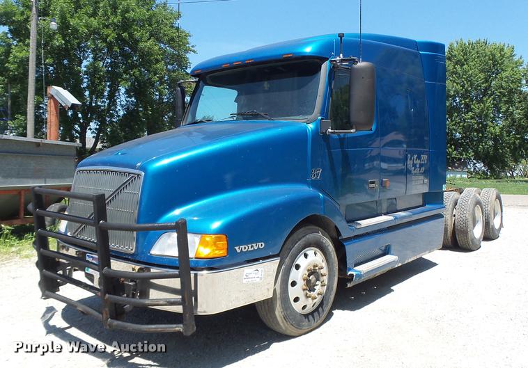 image for item DB1392 2001 Volvo VNL semi truck