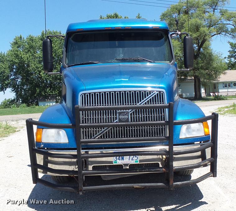 image for item DB1392 2001 Volvo VNL semi truck