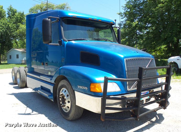 image for item DB1392 2001 Volvo VNL semi truck