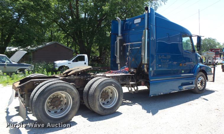 image for item DB1392 2001 Volvo VNL semi truck