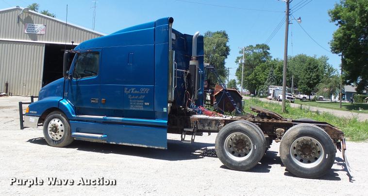 image for item DB1392 2001 Volvo VNL semi truck