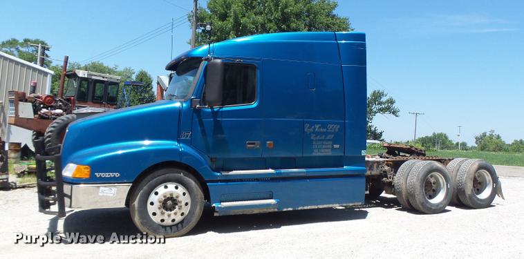 image for item DB1392 2001 Volvo VNL semi truck