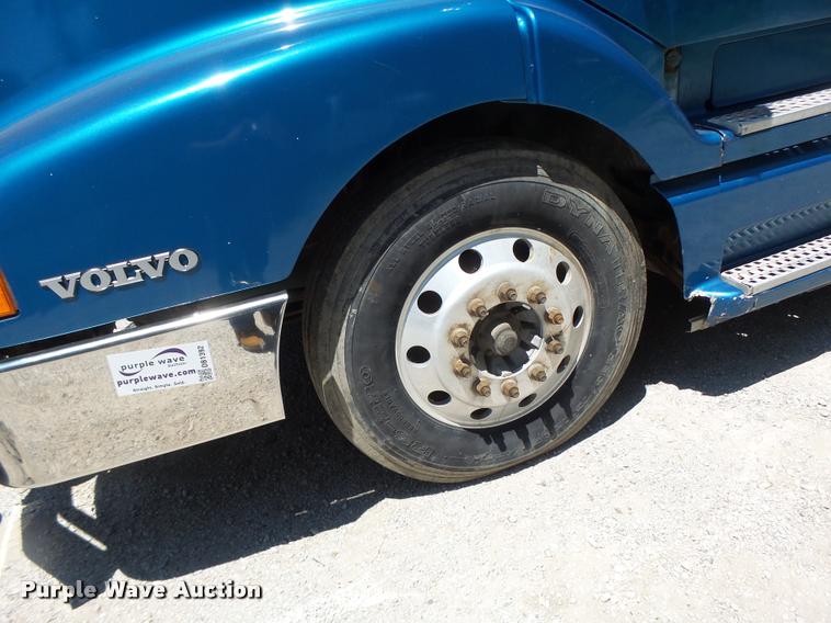 image for item DB1392 2001 Volvo VNL semi truck