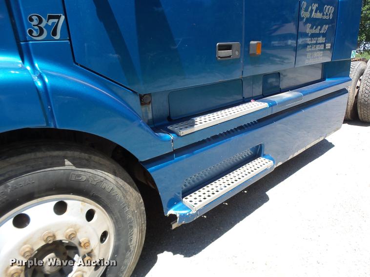 image for item DB1392 2001 Volvo VNL semi truck