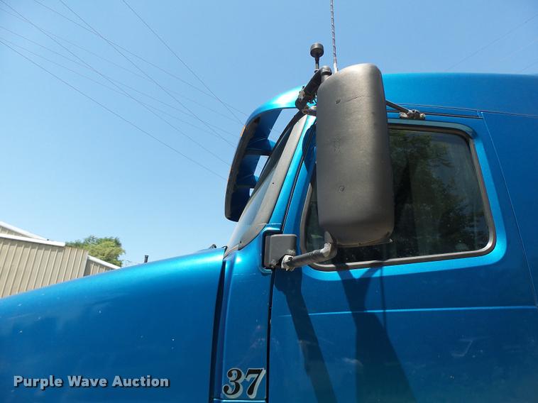 image for item DB1392 2001 Volvo VNL semi truck