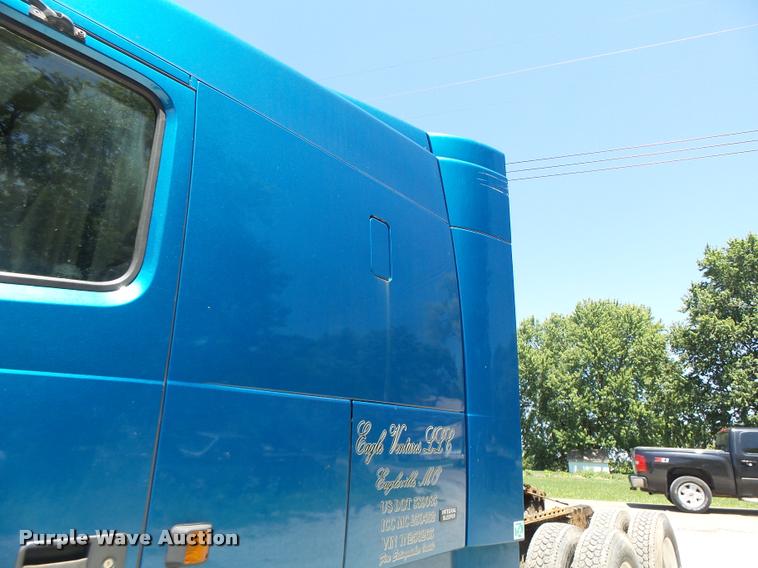 image for item DB1392 2001 Volvo VNL semi truck