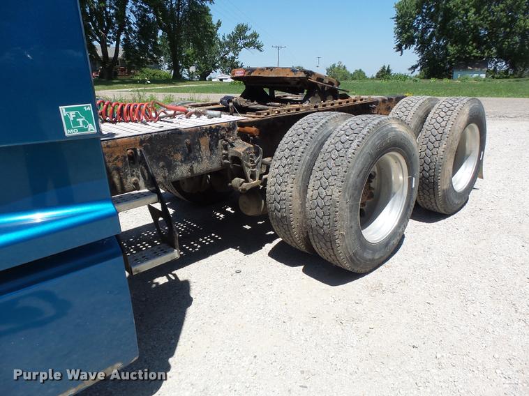 image for item DB1392 2001 Volvo VNL semi truck