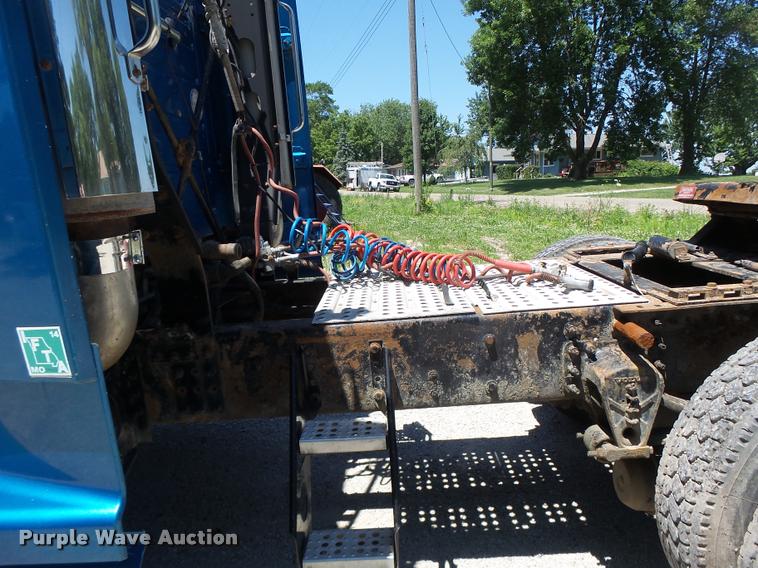 image for item DB1392 2001 Volvo VNL semi truck