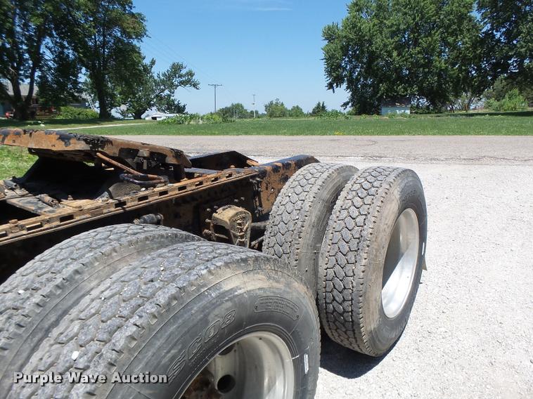 image for item DB1392 2001 Volvo VNL semi truck