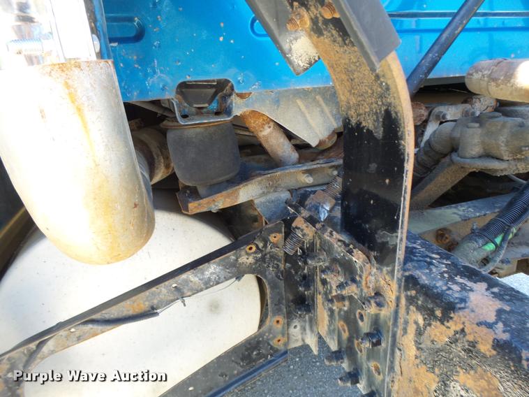 image for item DB1392 2001 Volvo VNL semi truck