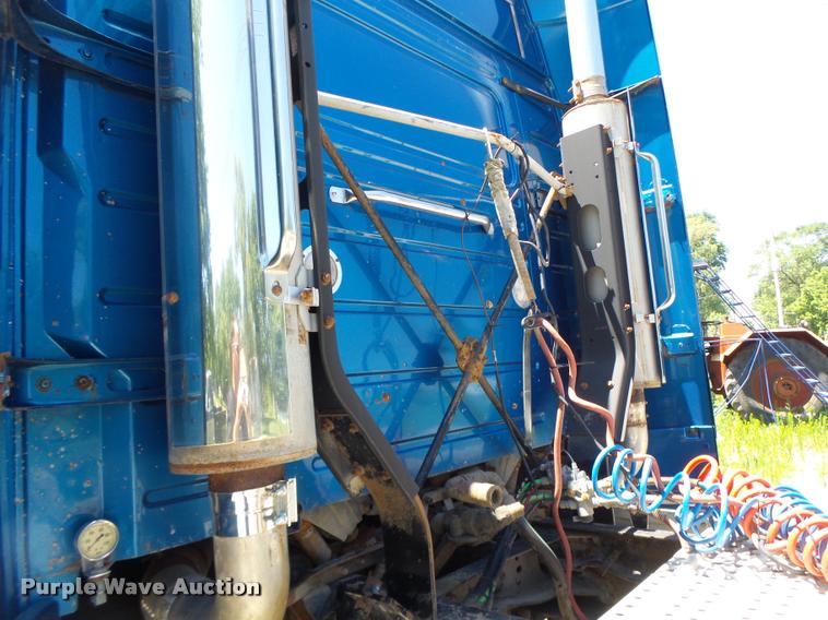 image for item DB1392 2001 Volvo VNL semi truck