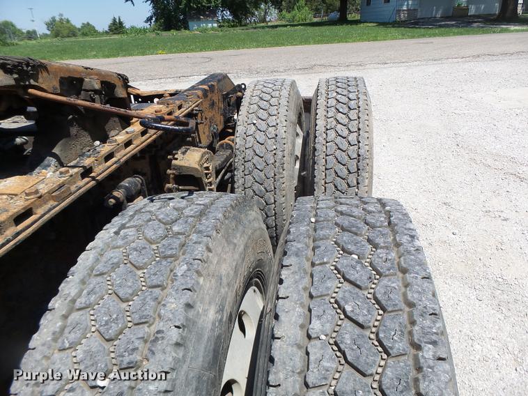 image for item DB1392 2001 Volvo VNL semi truck