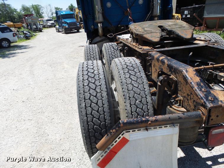 image for item DB1392 2001 Volvo VNL semi truck