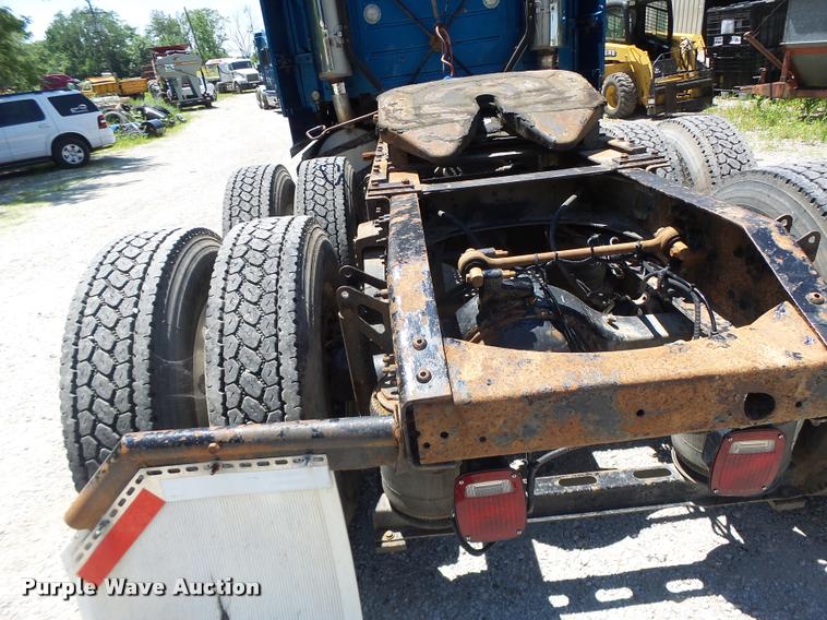 image for item DB1392 2001 Volvo VNL semi truck