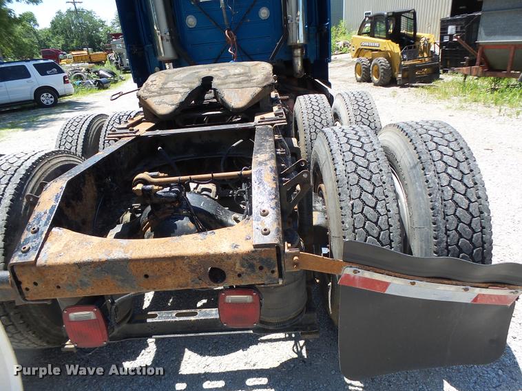 image for item DB1392 2001 Volvo VNL semi truck