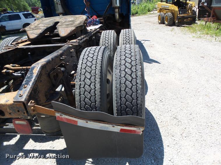 image for item DB1392 2001 Volvo VNL semi truck